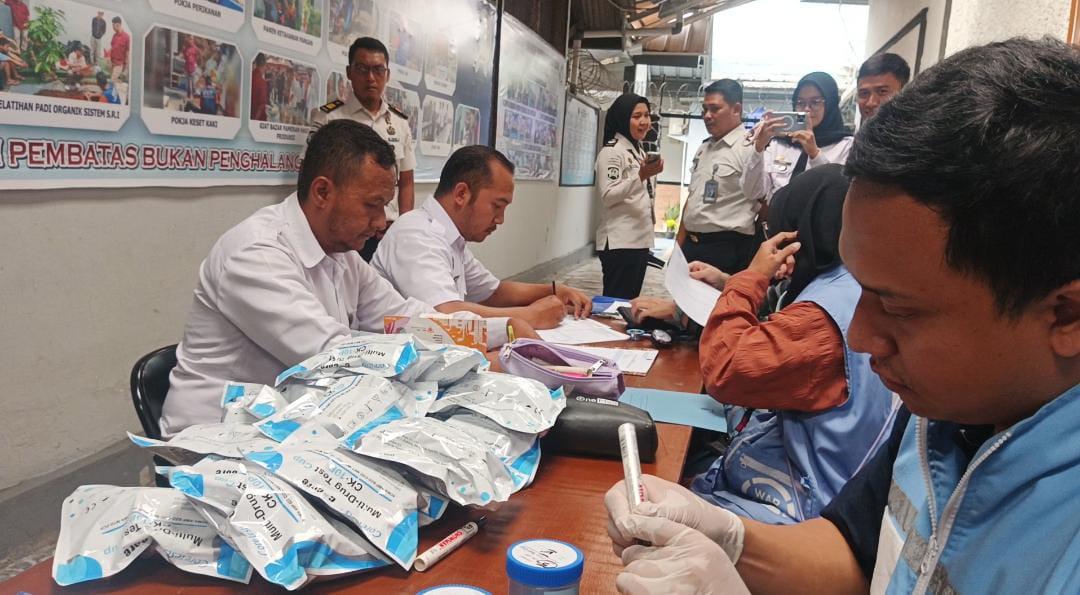 Cegah Peredaran Narkoba, Petugas dan Warga Binaan di Lapas Ciamis Jalani Tes Urine Acak
