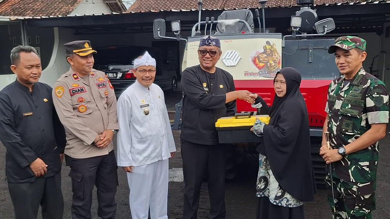 Dukung Swasembada Pangan, Kodim 0613/Ciamis Hadiri Penyerahan Traktor Crawler Kementan di Kota Banjar
