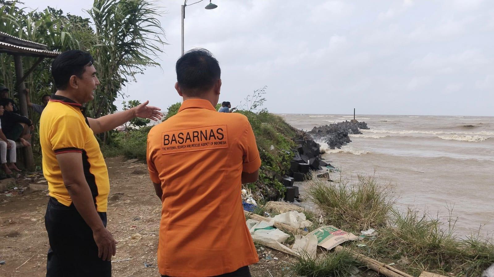Kapal Nelayan Baru Kasih Terbalik di Perairan Indramayu, Satu ABK Masih Dicari Tim SAR Gabungan