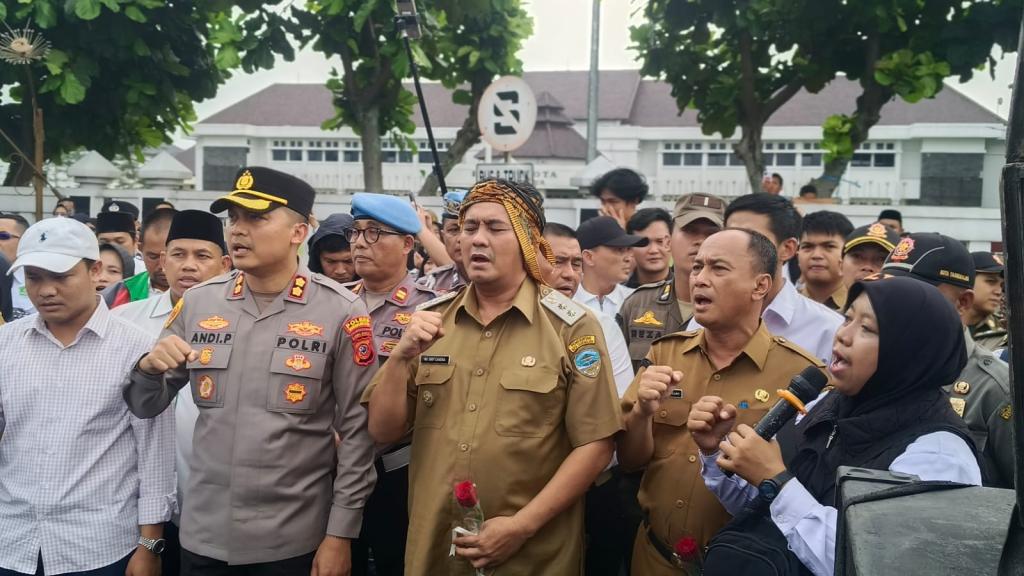 Diky Candra Menangis saat Himne Guru Dikumandangkan dalam Aksi Guru Madrasah, Viman Alfarizi Tak Hadir?