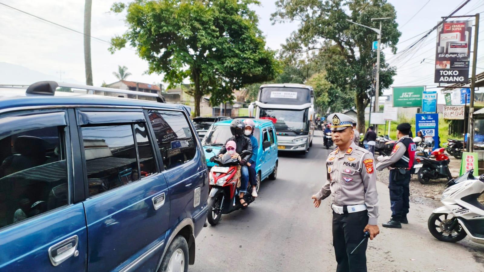 Arus Lalin Jalur Arteri Ciawi Tasikmalaya Padat Imbas Pawai Tarhib Ramadan 1447 H, Kasat Lantas AKP Riki: Masih Lancar