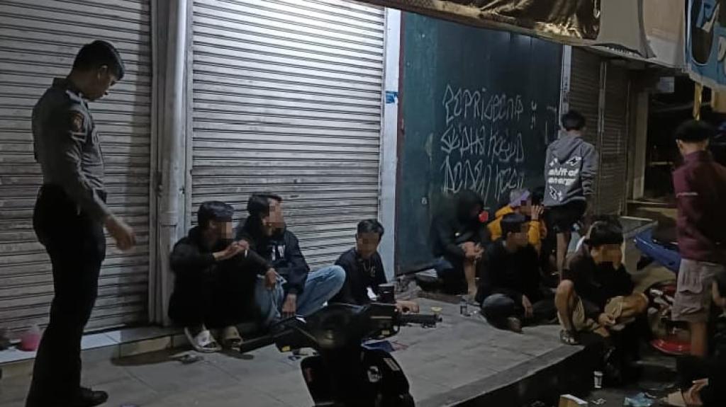 Patroli Biru Polres Ciamis Sasar Kawasan Ruko Pasar, Puluhan Pemuda Kedapatan Pesta Tuak Jelang Sahur