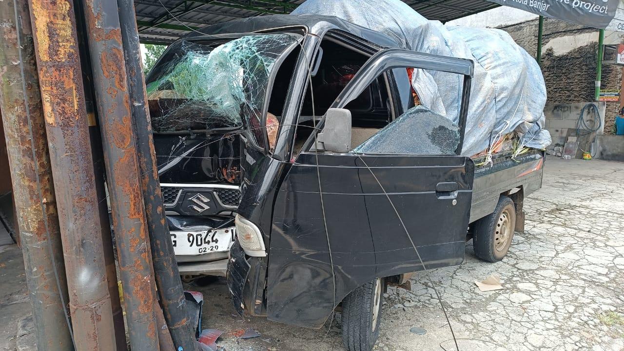 Laka Tunggal di Kota Banjar: Pikap Muatan Makanan Ringan Hantam Tiang Listrik, Kaki Sopir Tergencet