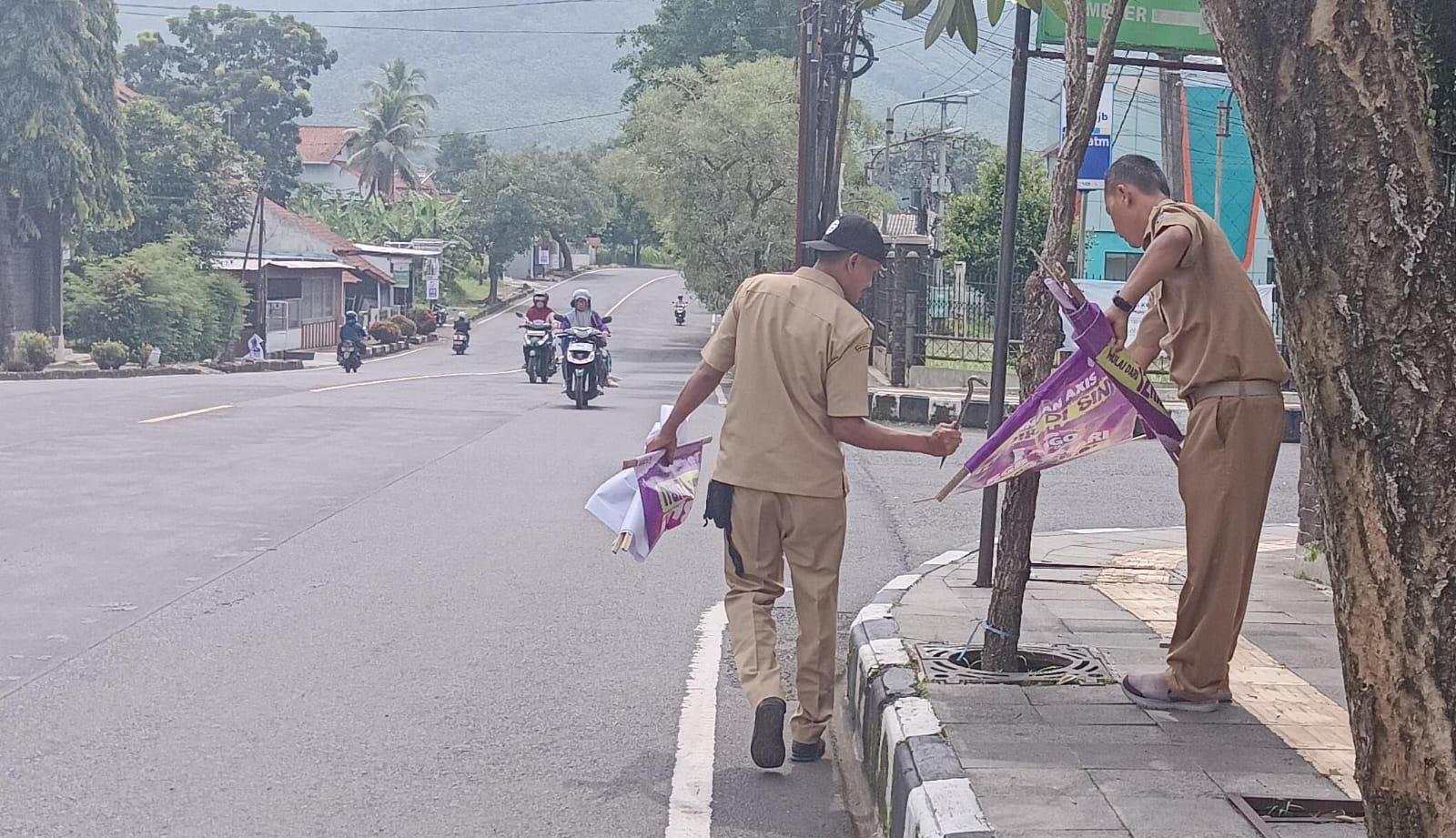 Pemkot Banjar Tertibkan 200 Spanduk Ilegal, Tegaskan Pentingnya Pajak Reklame