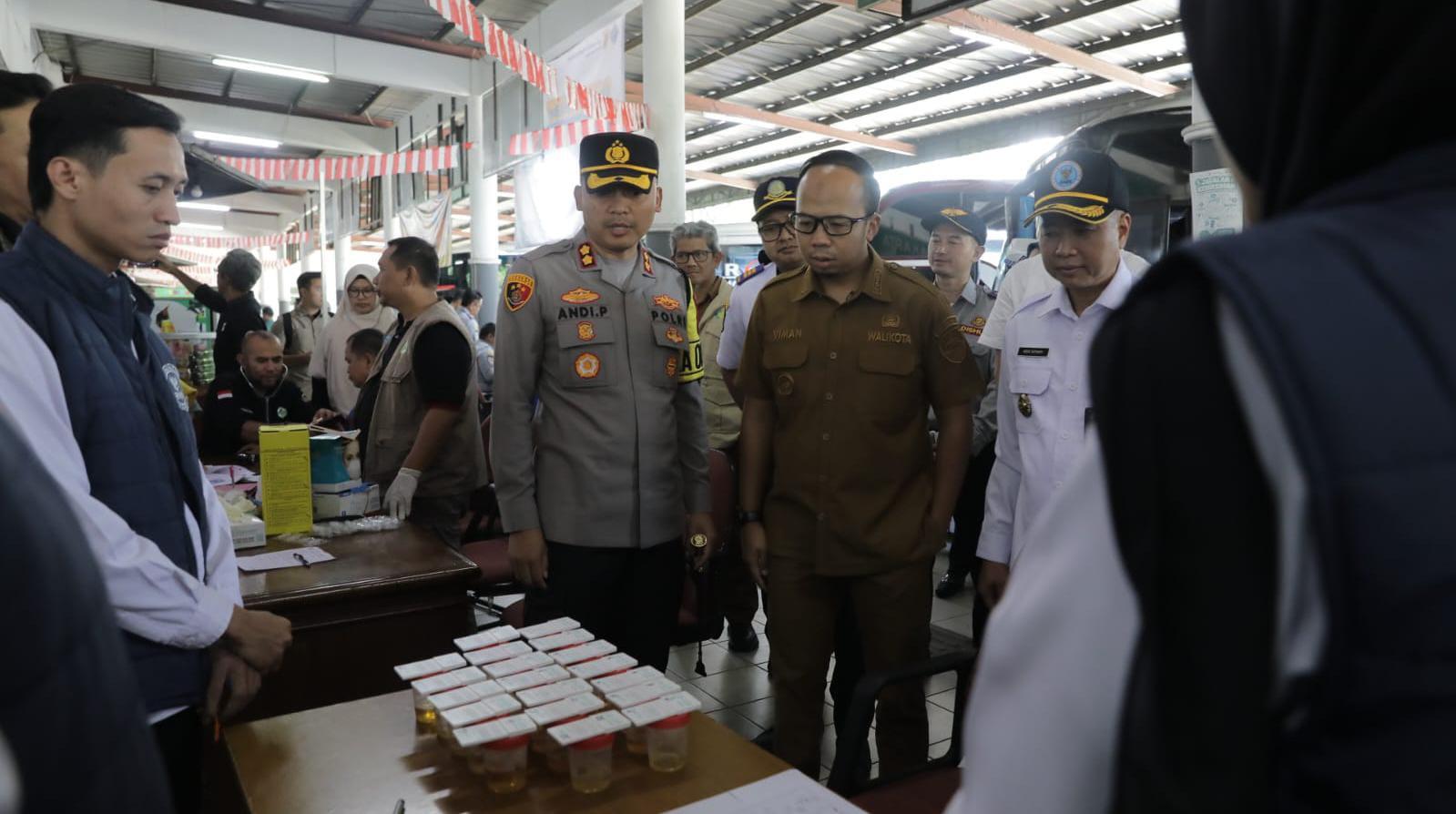 Jamin Keselamatan Mudik, Wali Kota Tasikmalaya Cek Kelayakan Bus dan Tes Urine Sopir di Terminal Indihiang