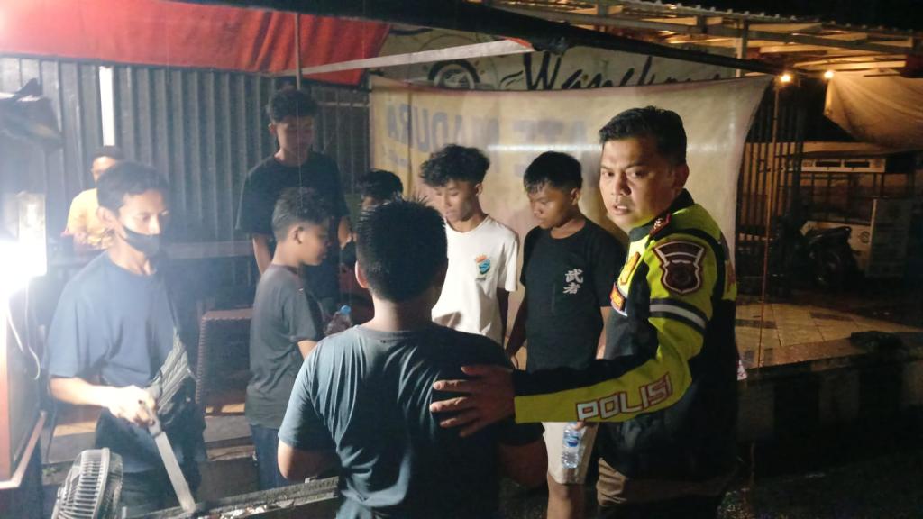 Aksi Heroik Bocah-Bocah Bantu Korban Banjir, Berujung Kadeudeuh dan Makan Sate Bareng Kapolres Tasikmalaya Kota