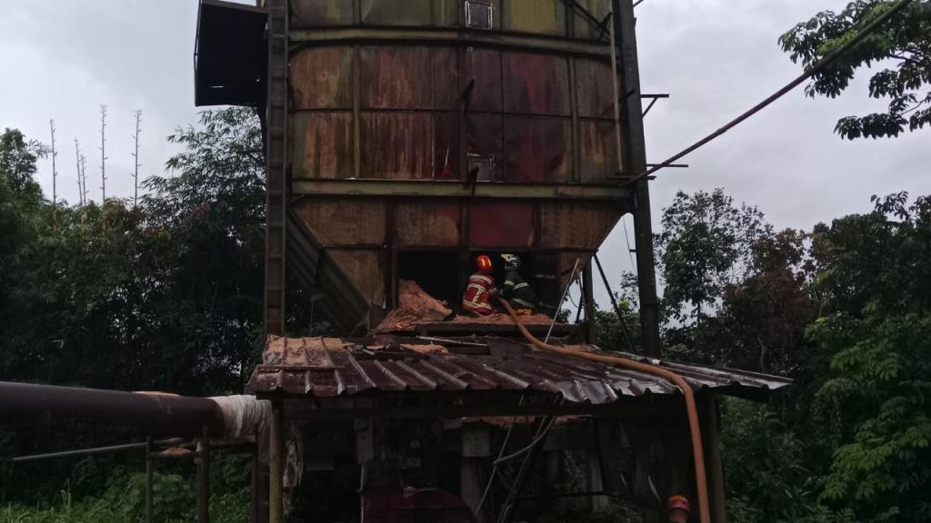 Kebakaran Silo di Pabrik Ciamis, Damkar Sigap Cegah Api Meluas