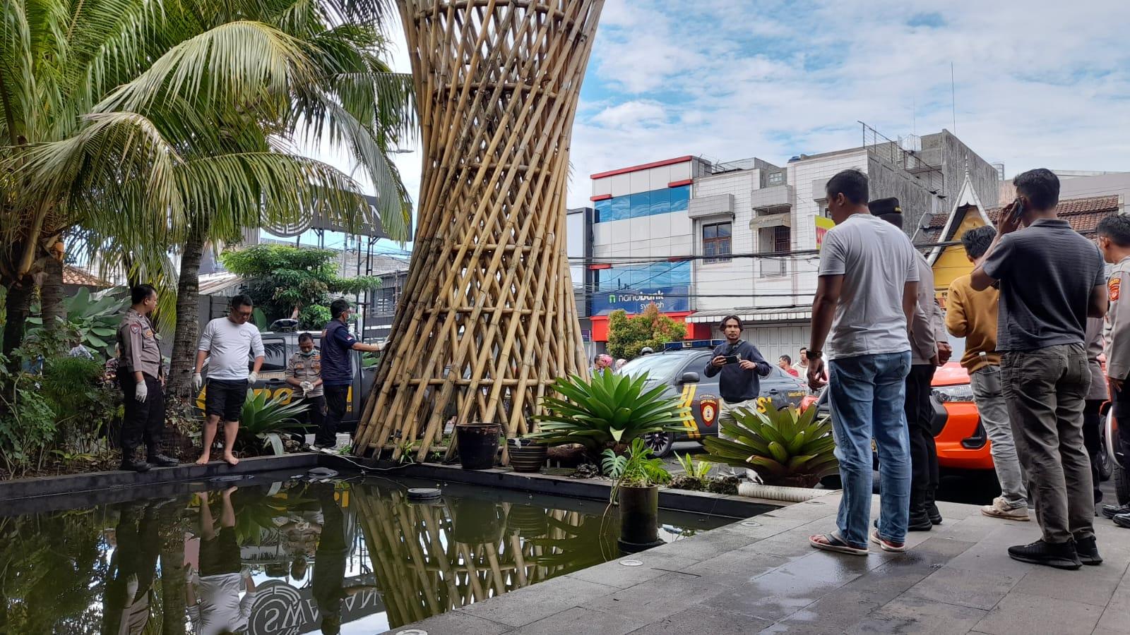 Rekaman CCTV Ungkap Detik-detik Terakhir Security Rumah Makan di Jalan Yudanegara Sebelum Ditemukan Tewas di Kolam