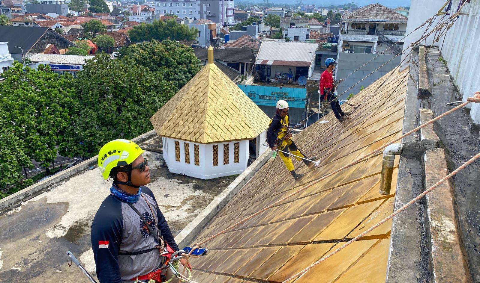 Gunakan Teknik Vertical, Ratusan Relawan Tasik Caving Community Bersihkan Kubah Masjid Agung