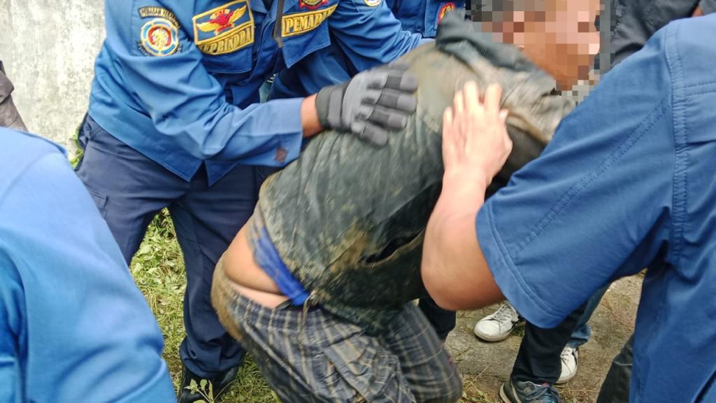 Sembunyi di Sumur Hindari Kejaran Warga, Terduga Pencuri Motor di Ciamis Dievakuasi Damkar