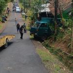 Gagal Menanjak di Jalur Rancah, Mobil Terperosok Dievakuasi Tim Damkar Ciamis