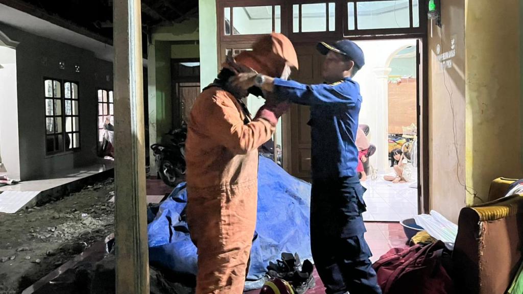 Sarang Tawon Vespa di Dapur Warga Ciamis Dievakuasi Damkar, Ukurannya Capai 150 Cm