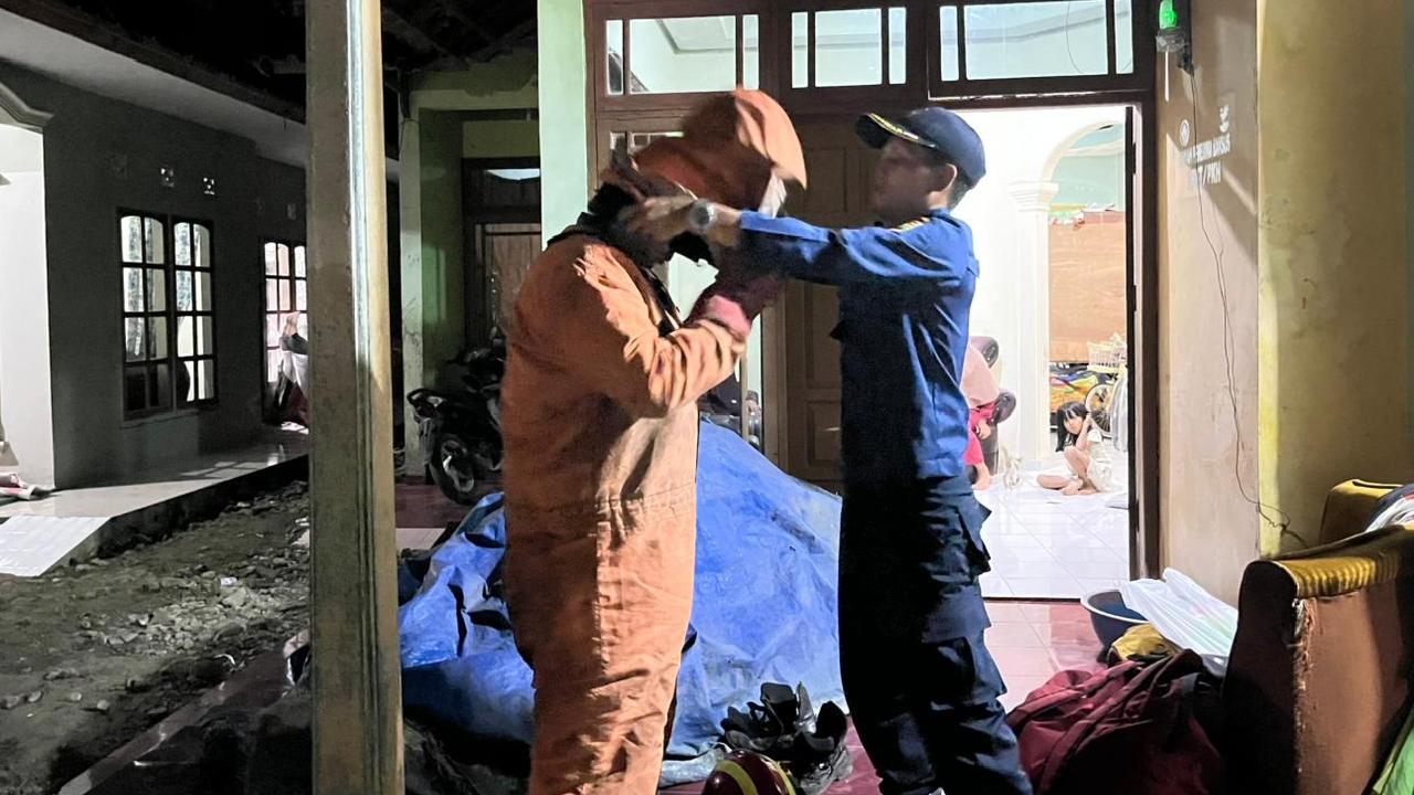 Sarang Tawon Vespa di Dapur Warga Ciamis Dievakuasi Damkar, Ukurannya Capai 150 Cm