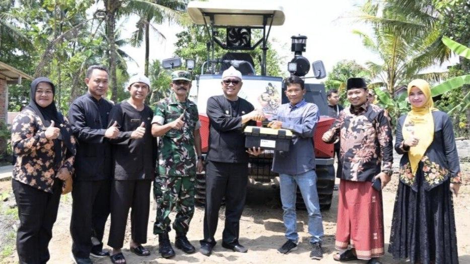 Dorong Modernisasi Pertanian, Wali Kota Banjar Serahkan Traktor Crawler untuk Petani