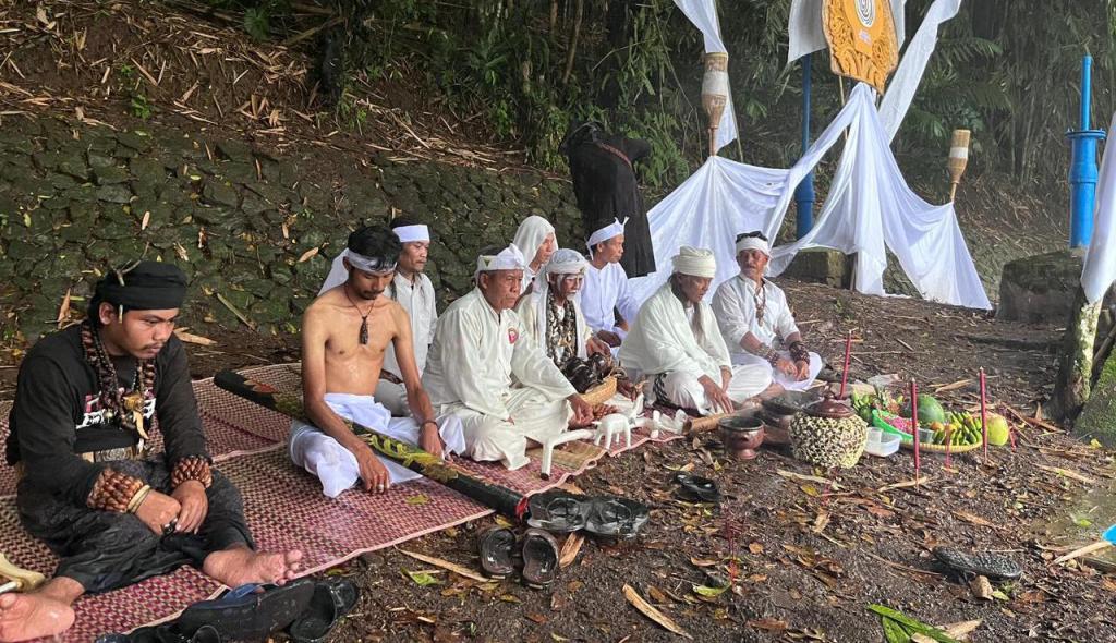 Peringati Hari Bumi, Budayawan Tasikmalaya Gelar Ritual Ngarumat Hulu Cai di Gunung Kokosan