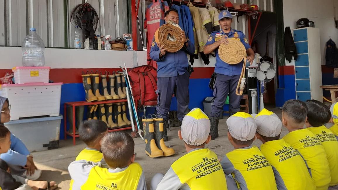 Edukasi Bahaya Kebakaran Sejak Dini, Damkar Banjarsari Terima Kunjungan Siswa RA Mathla'ul Khoir Al Istiqomah