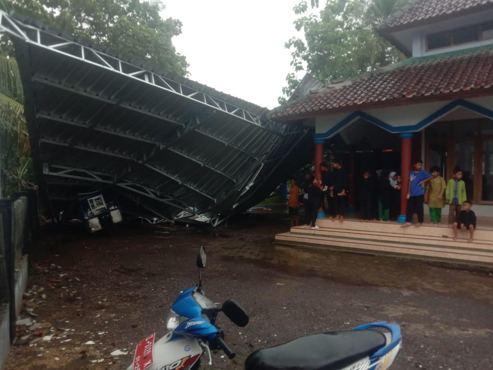 Kanopi Masjid di Kota Banjar Ambruk Akibat Hujan Deras dan Angin Kencang