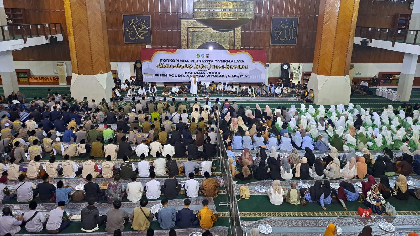 Kapolda Jabar Silaturahmi dan Buka Puasa Bersama di Masjid Agung Kota Tasikmalaya2