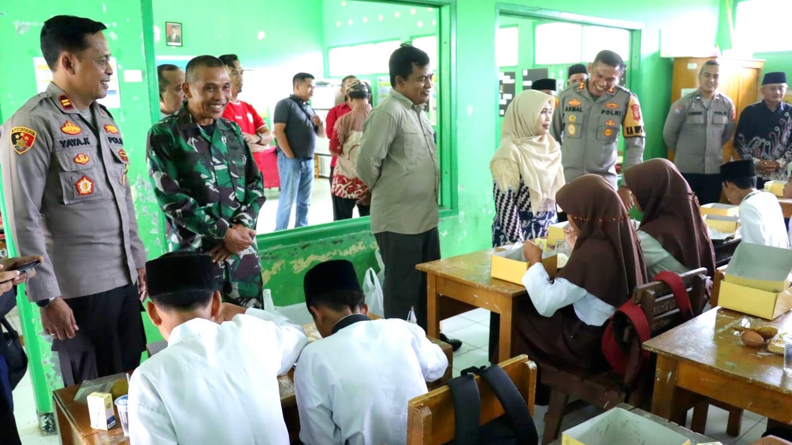 Kapolres Ciamis Bagikan Makan Gizi Gratis kepada 82 Siswa SDN 04 Ciomas