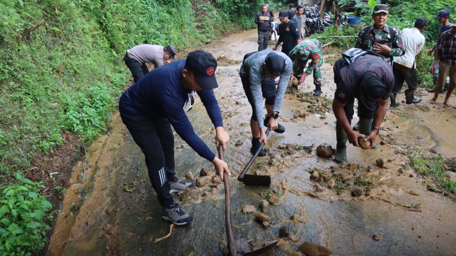 Kapolres Ciamis dan Jajaran Terjun Langsung Bersihkan Material Longsor di Desa Sukamaju
