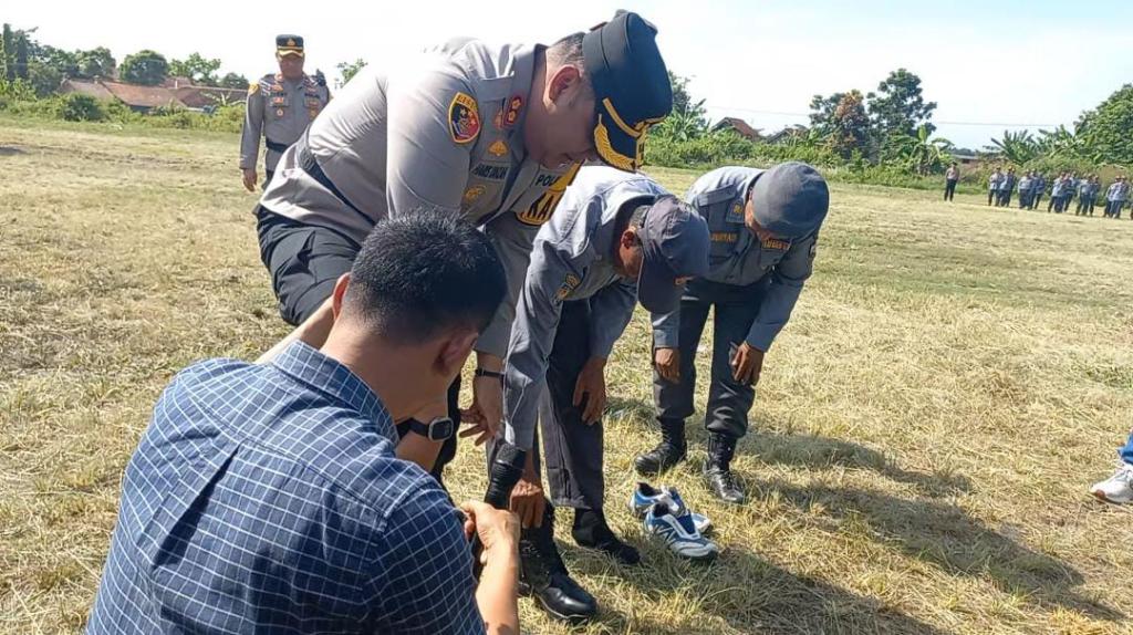 Kapolres Tasikmalaya Hadiahkan Sepatu PDL kepada Petugas Linmas saat Apel Jelang Pilkada 2024