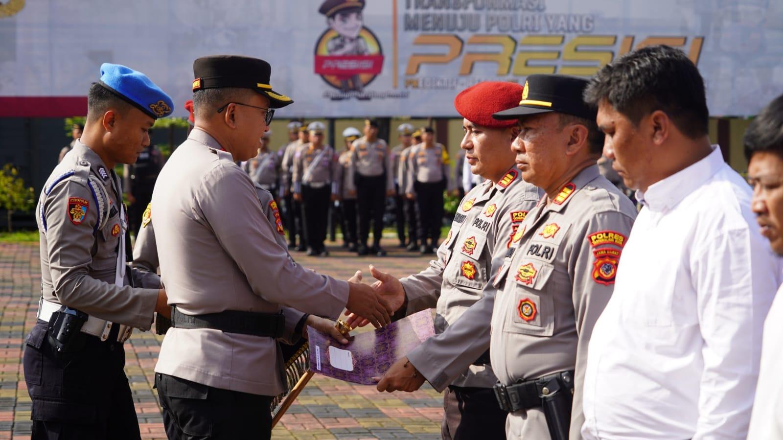 Kapolres Tasikmalaya Kota Berikan Penghargaan kepada Personel Berprestasi dan Masyarakat Pendukung Tugas Polri