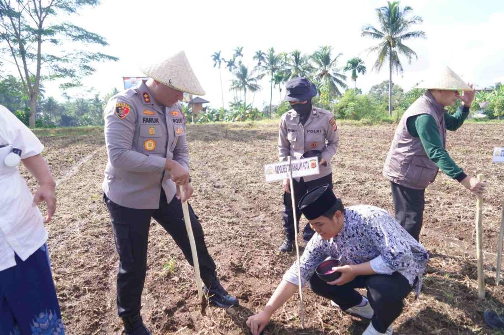 Kapolres Tasikmalaya Kota Gandeng Santri Tanam Jagung, Dorong Pesantren Jadi Garda Terdepan Ketahanan Pangan