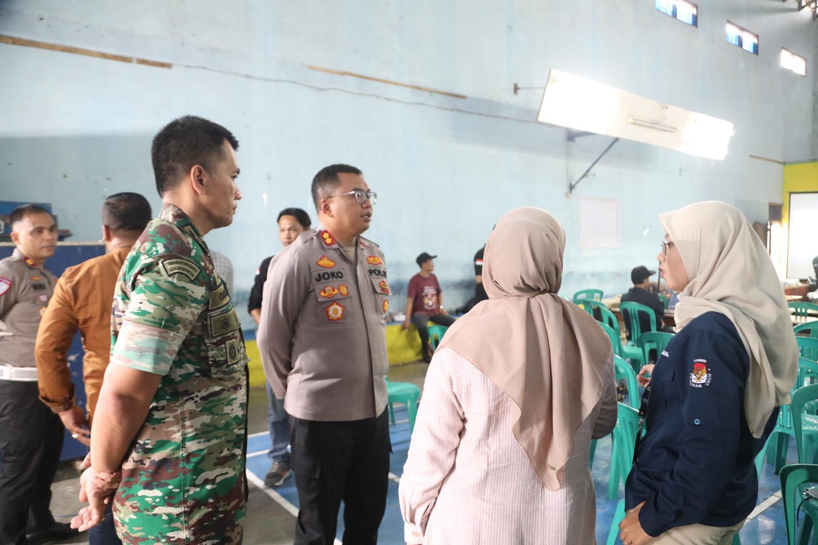 Kapolres Tasikmalaya Kota Tinjau Rekapitulasi Penghitungan Suara di PPK Tawang dan Indihiang