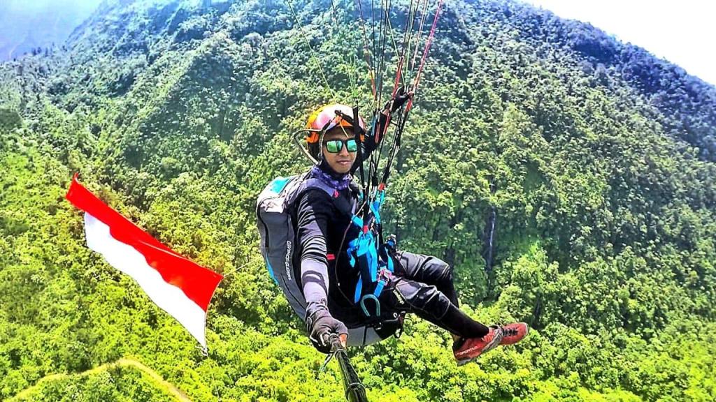 Kibarkan Merah Putih di Langit Gunung Galunggung, Momen Mengharukan bagi Atlet Paralayang Cepy Avey