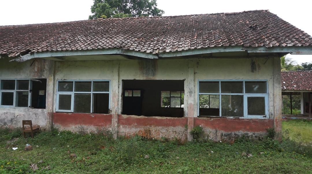 Kondisi Memprihatinkan, Siswa SDN Cioray Bojonggambir Terpaksa Belajar di Kelas Lapuk