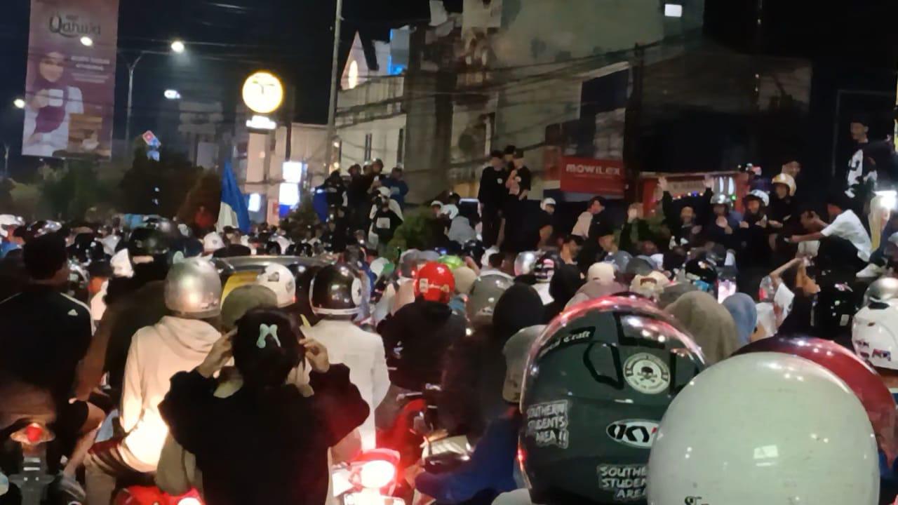 Konvoi Ribuan Bobotoh Tutup Jalan HZ Mustofa Tasikmalaya, Polisi Bubarkan Paksa