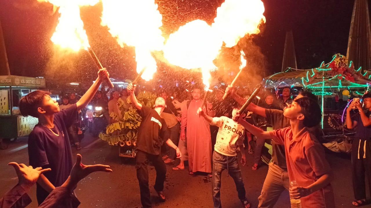 Meriah! Ribuan Warga Kota Tasikmalaya Turun ke Jalan Ikuti Pawai Obor Peringati Tahun Baru Islam 1447 H