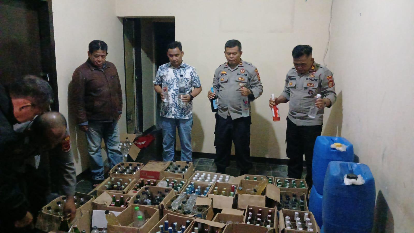Polisi Temukan Miras "Pemuda Bingung" Saat Gerebek Kontrakan di Tasikmalaya