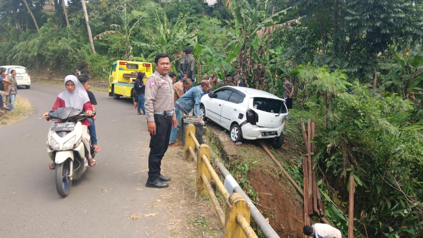 Mobil Ayla Masuk Sungai di Salopa Tasikmalaya, Diduga Sopir Mengantuk