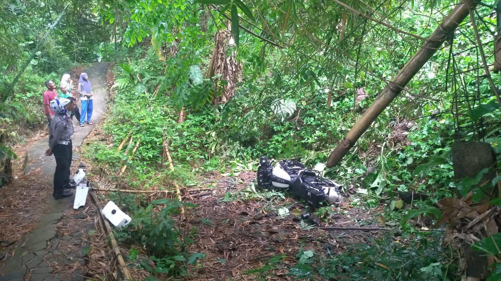 Moge Terjun ke Jurang di Kota Banjar, Pengendara Selamat Tersangkut di Tiang Pembatas