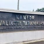 Papan Nama Kantor Wali Kota Tasikmalaya yang Rusak Akhirnya Diperbaiki