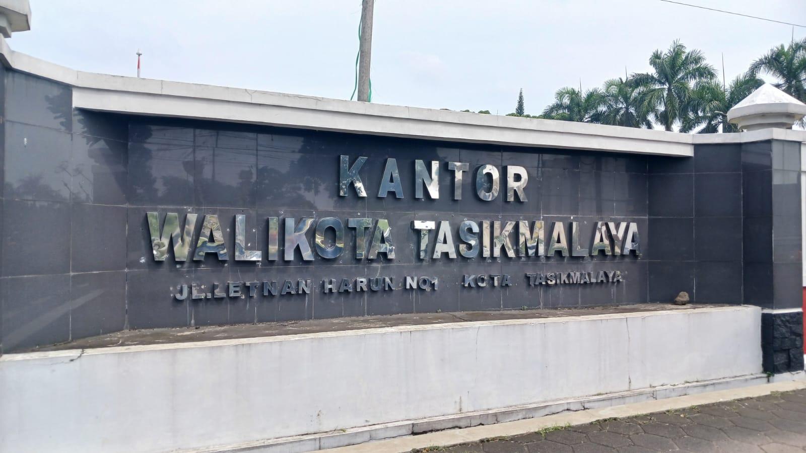 Papan Nama Kantor Wali Kota Tasikmalaya yang Rusak Akhirnya Diperbaiki