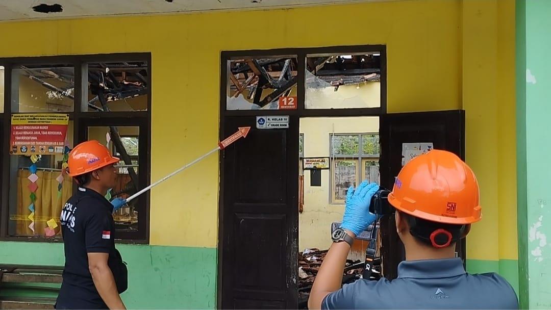 Tim Inafis Polres Ciamis Olah TKP SDN 2 Kujang yang Terbakar