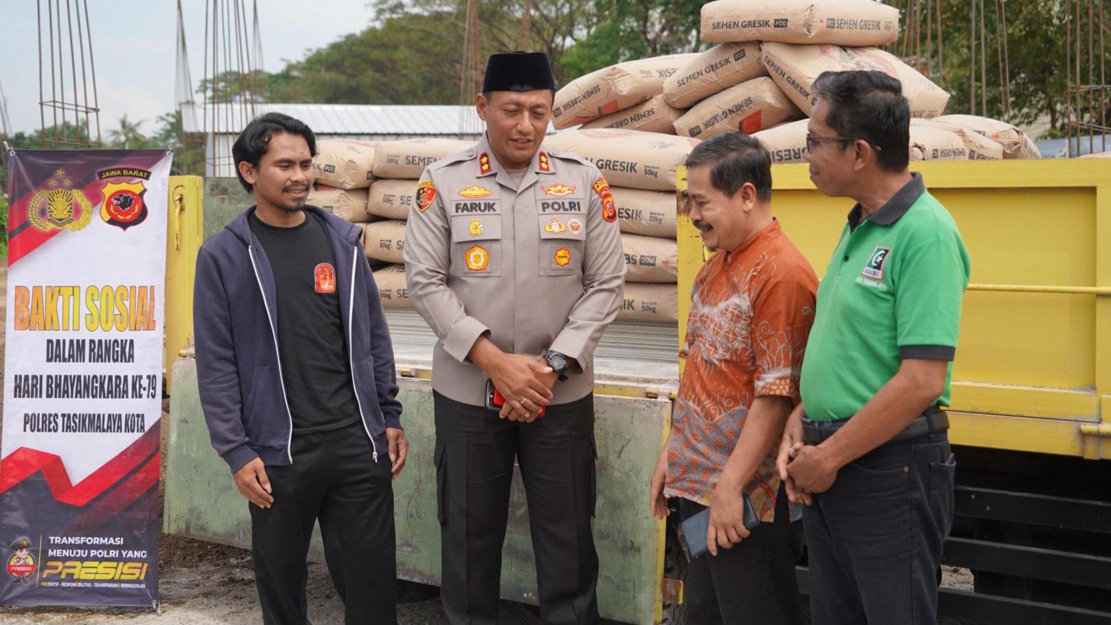 Peduli Pendidikan, Kapolres Tasikmalaya Kota Salurkan Bantuan Bahan Bangunan ke Kampus IAIT