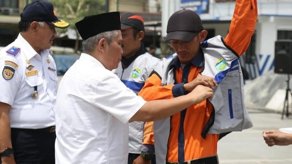 Pemerintah Kabupaten Tasikmalaya Sematkan Rompi Petugas Parkir Resmi dan Serahkan Santunan BPJS Ketenagakerjaan