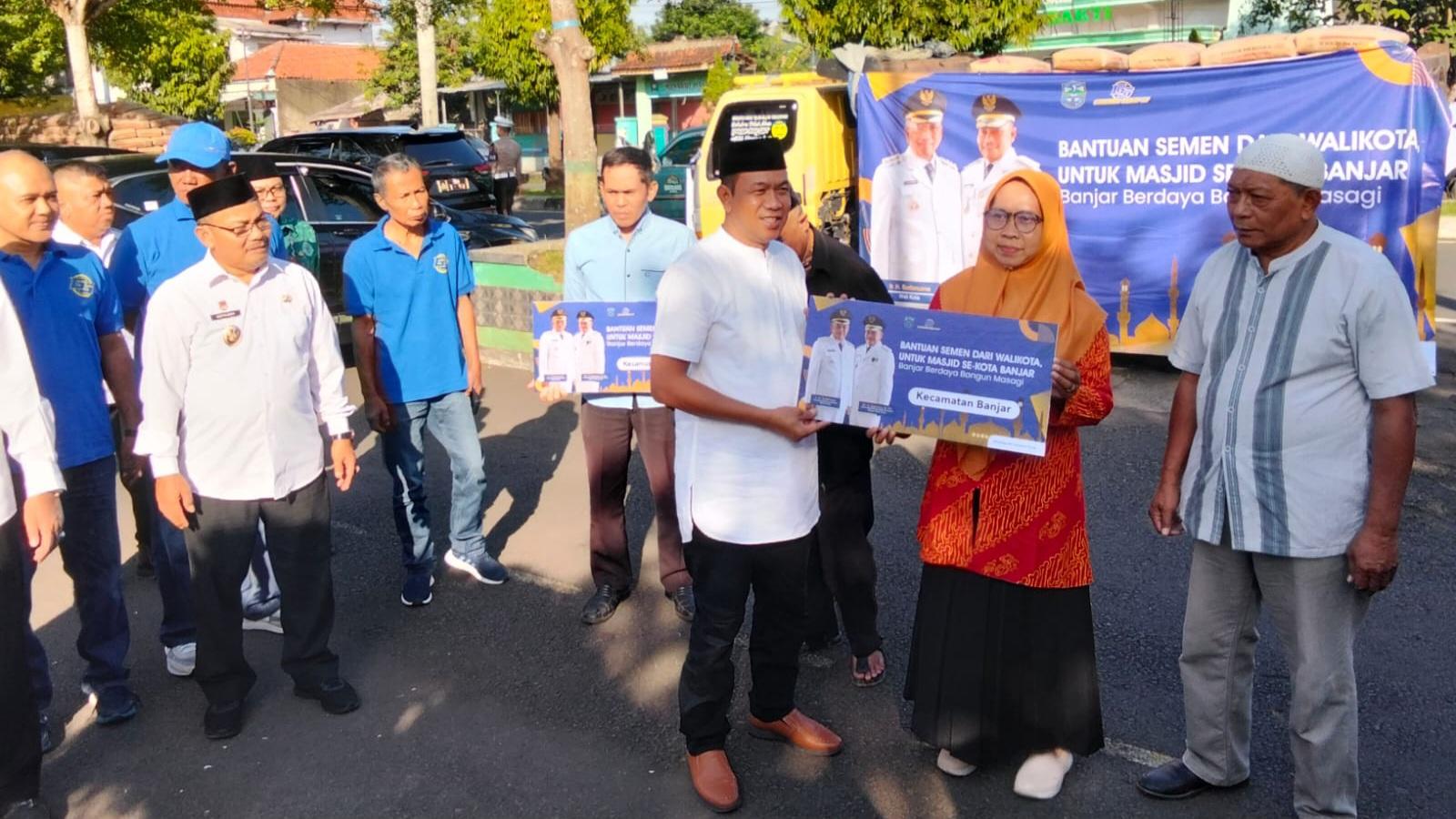 Pemkot Banjar Salurkan 1.600 Sak Semen untuk Renovasi Masjid Lewat Program “Banjar Berdaya Bangun Masagi”