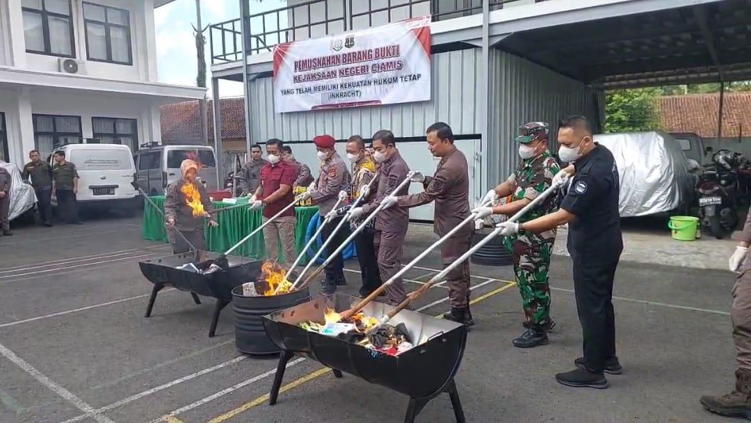 Kejari Ciamis Musnahkan Barang Bukti 75 Perkara Pidana, Termasuk Narkotika dan Senjata Api Rakitan