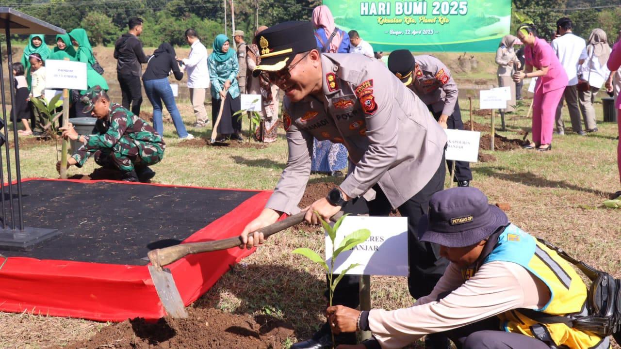 Peringati Hari Bumi, Polres Banjar dan Forkopimda Tanam Ribuan Bibit Pohon di Bantaran Sungai Citanduy