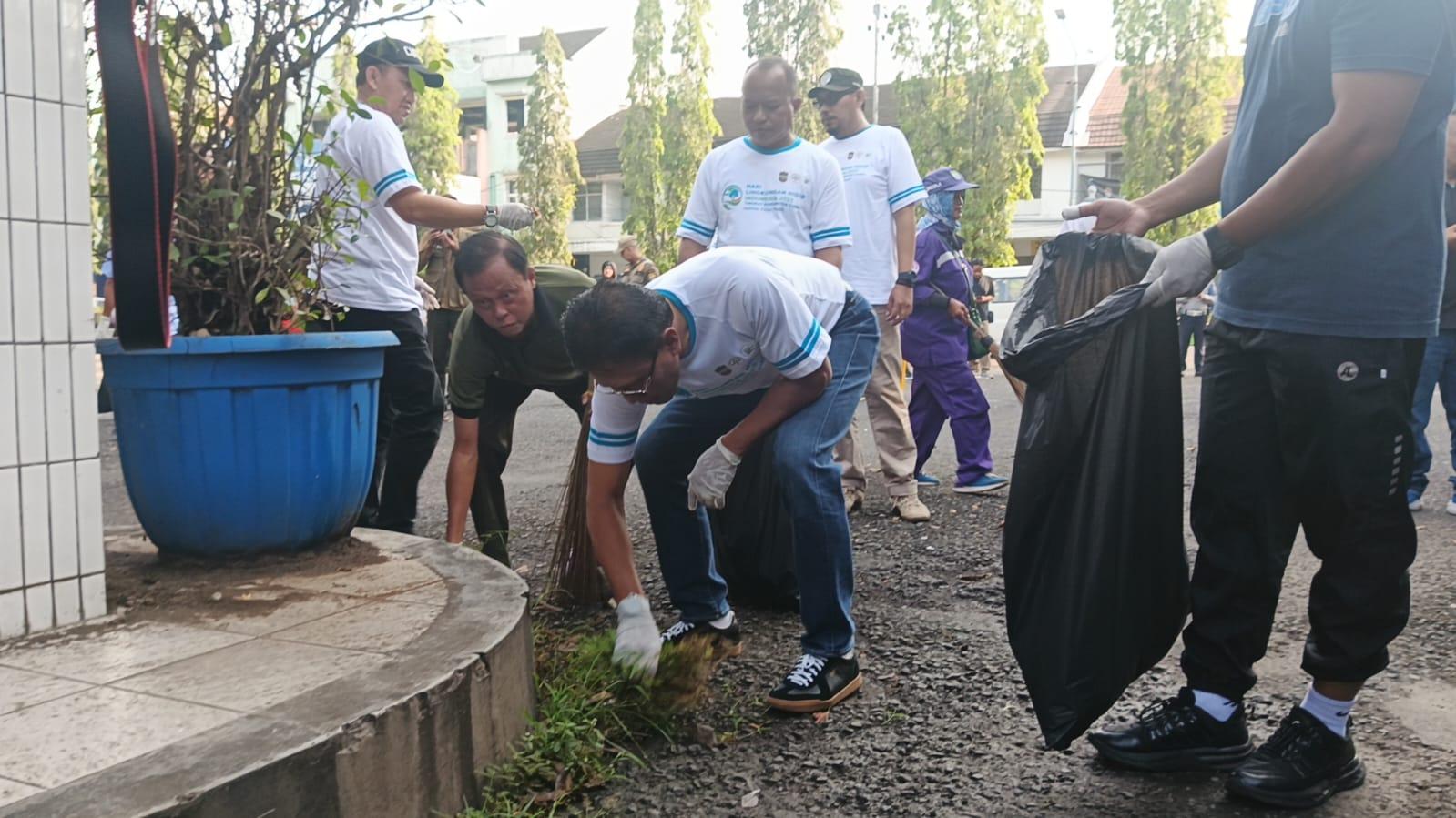 Peringati Hari Lingkungan Hidup Sedunia, Bupati Ciamis Ajak Warga Kurangi Sampah Plastik Lewat Aksi Pungut Sampah