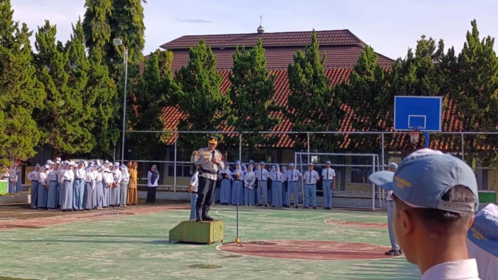 Police Goes to School: Polsek Cikoneng Bangun Kedekatan dengan Pelajar SMA Sindangkasih Ciamis