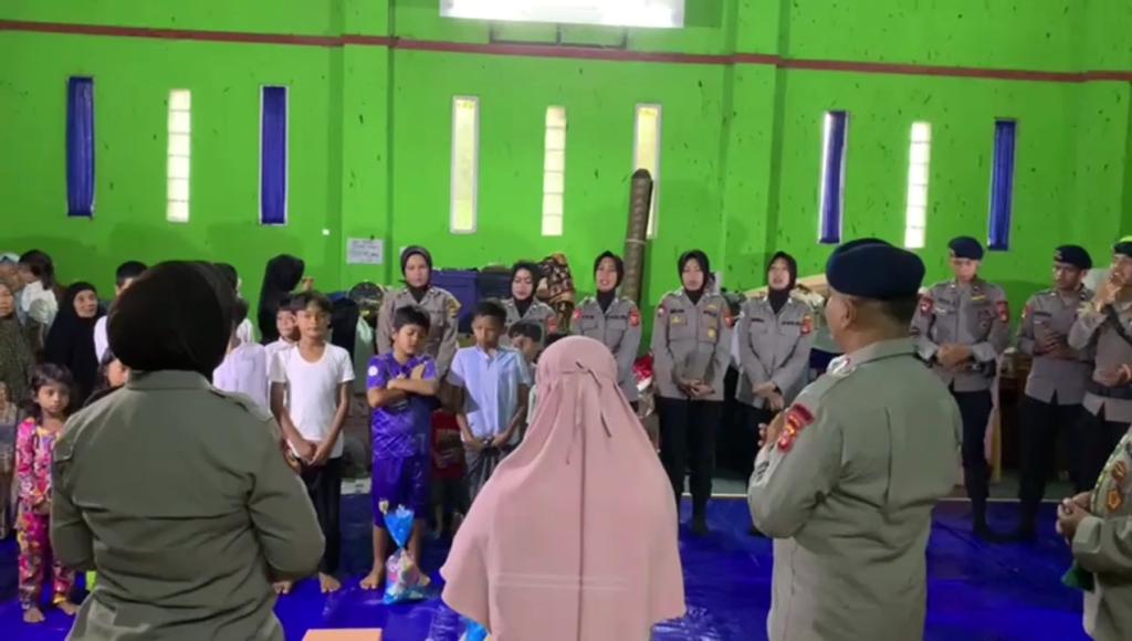 Polisi Hibur Pengungsi Bencana Pergerakan Tanah di Cineam Tasikmalaya melalui Trauma Healing