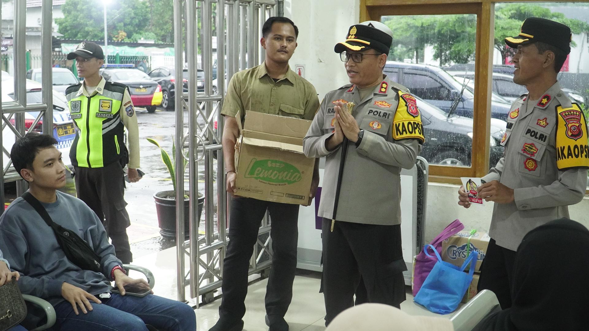 Polres Banjar Cek Kesiapan Mudik dan Bagikan Takjil di Stasiun Banjar