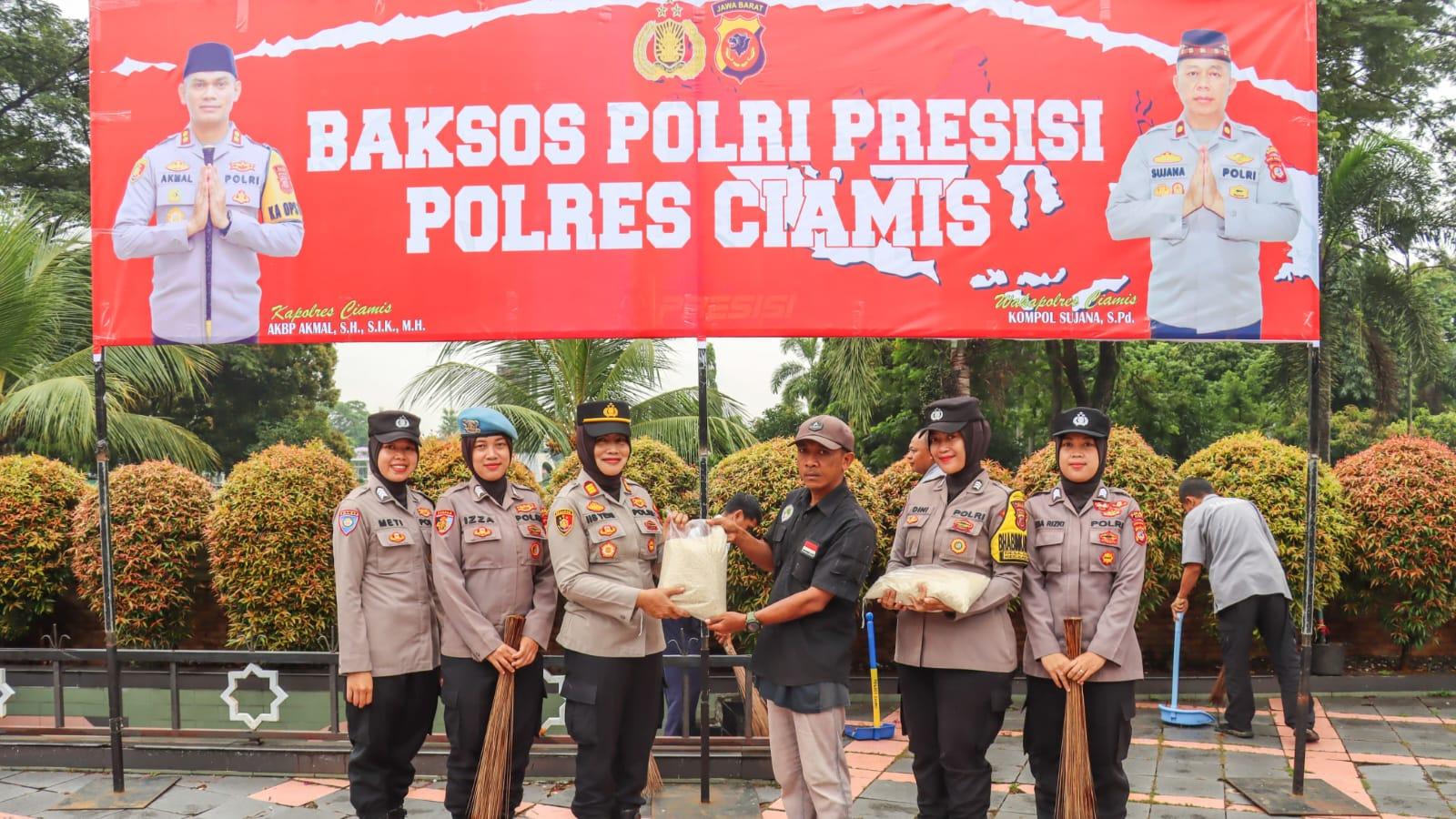 Polres Ciamis Bersih-bersih Masjid dan Salurkan Bantuan Beras Jelang Ramadan