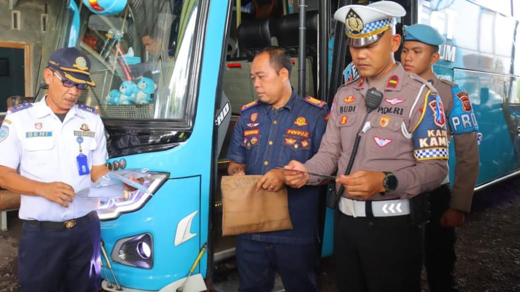 Polres Ciamis Intensifkan Pemeriksaan Bus Pariwisata dalam Operasi Keselamatan Lodaya 2025