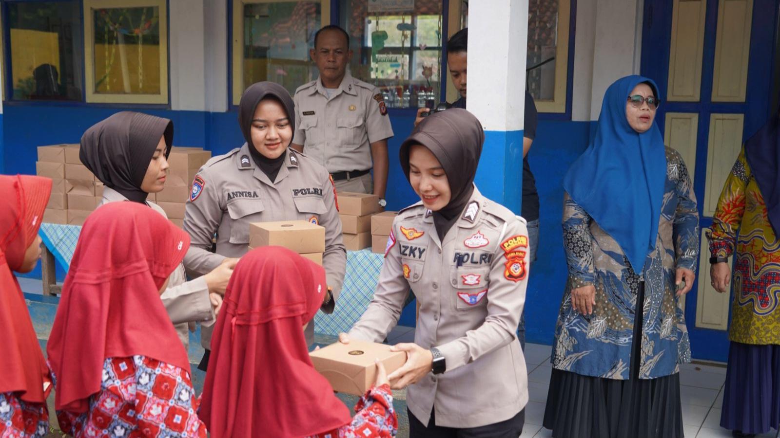 Polres Tasikmalaya Kota Bagikan Makan Sehat Gratis kepada Siswa SDN Sukamukti Cisayong